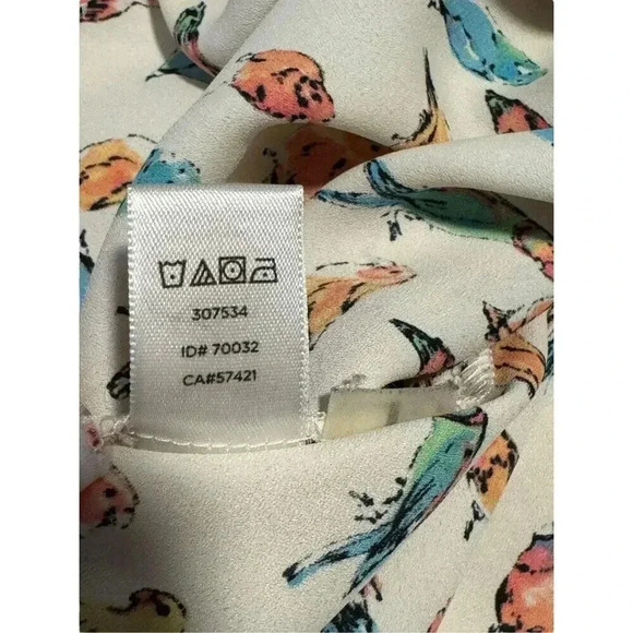 LOFT Petite Medium Colorful Parrot Single Pocket Short Sleeved Top - Picture 8 of 8